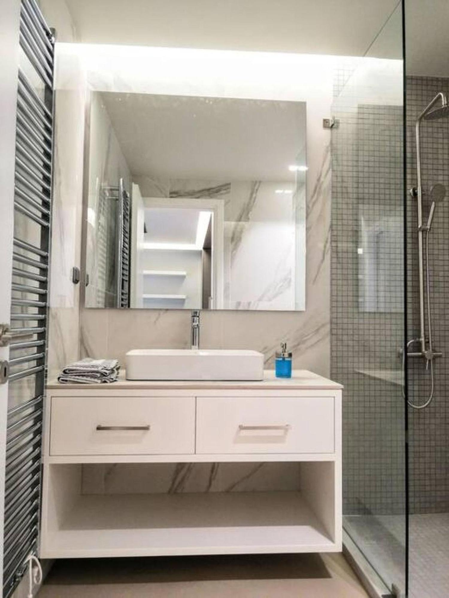 Luxurious Minimal Apartment In Acropolis أثينا المظهر الخارجي الصورة